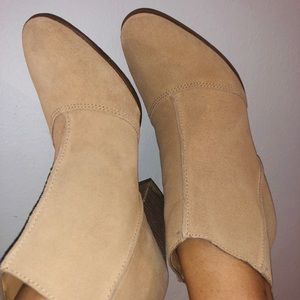 ENZO ANGIOLINI GIMM REAR ZIP UP ANKLE BOOTS